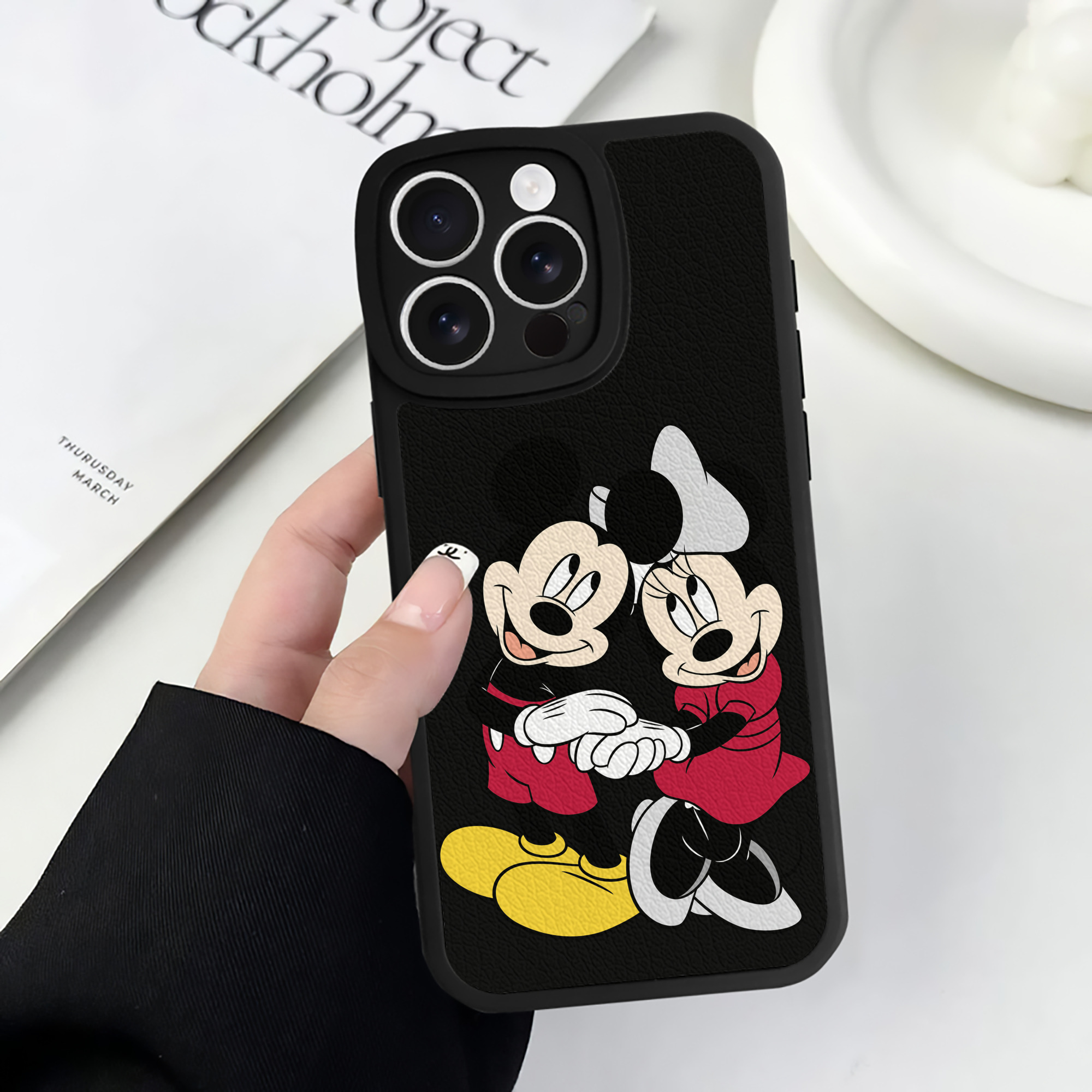 （画像用） ミッキーマウス Mickey Mouse 【iPhone 16シリーズ対応】シリコンスマホケース（レザー調） 材質：シリコン
